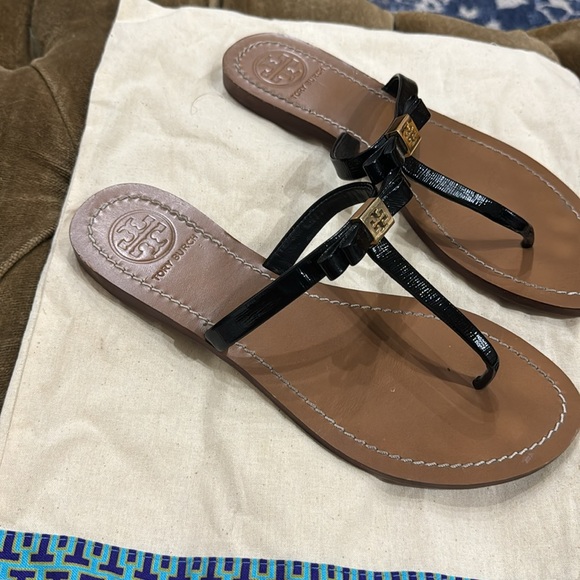 Tory Burch Leighanne Patent Leather Bow with logo. Size 8 only worn 3 times. - Picture 2 of 3
